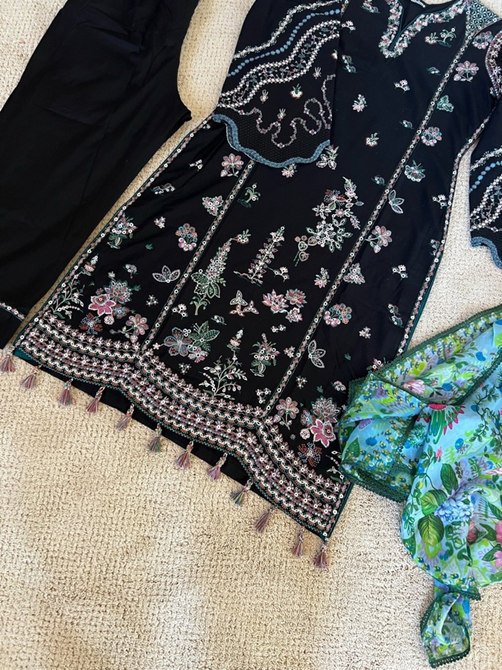 Hussain Rehar Embroidered lawn dress India Pakistani - Picture 7 of 12